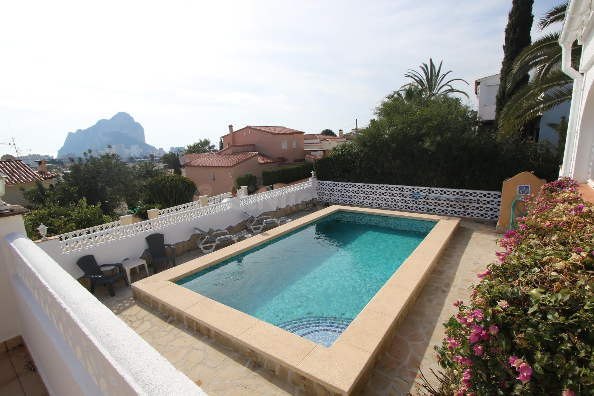 Villa en una amplia parcela con 3 casas de invitados separad - foto 2