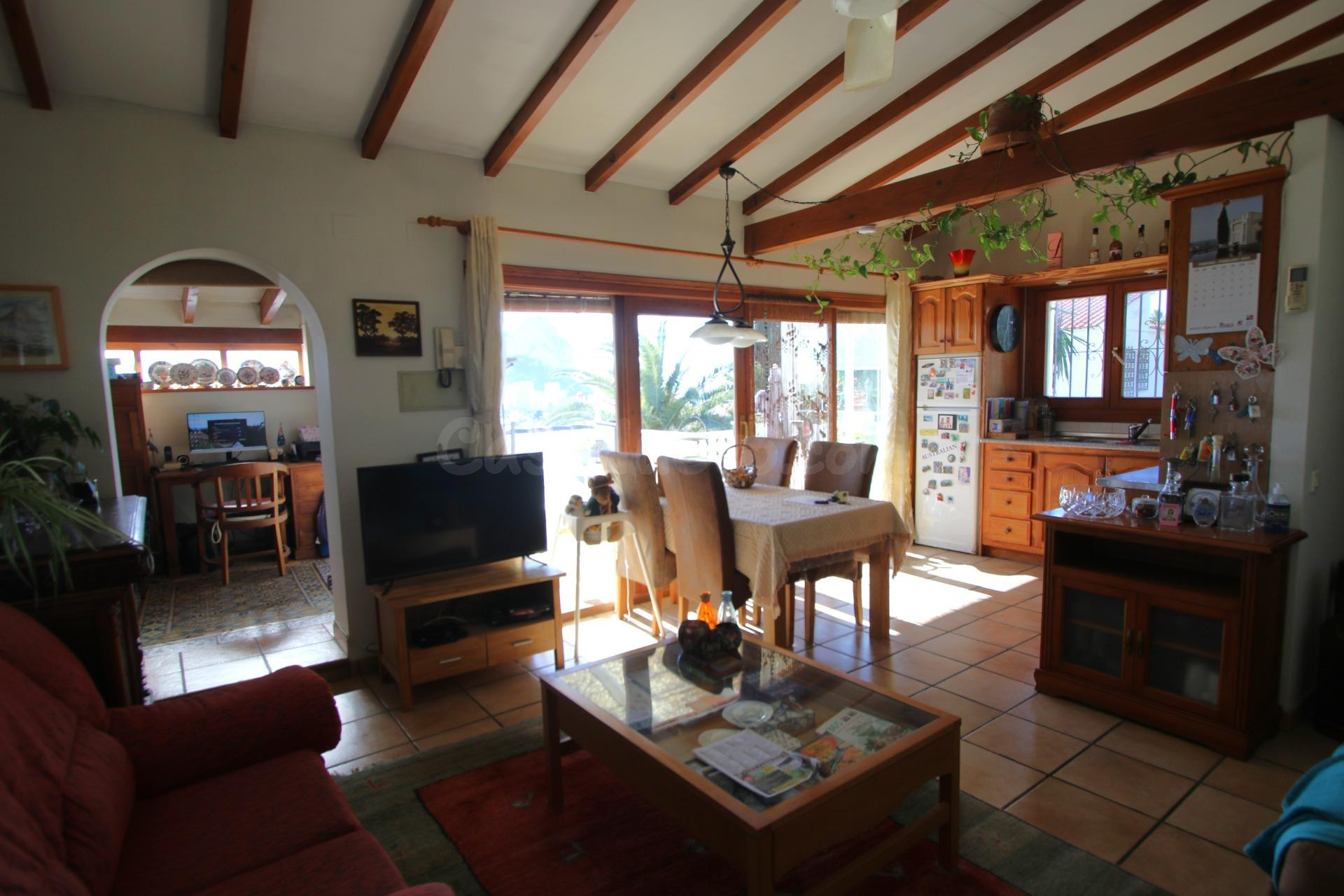 Villa en una amplia parcela con 3 casas de invitados separad - foto 4