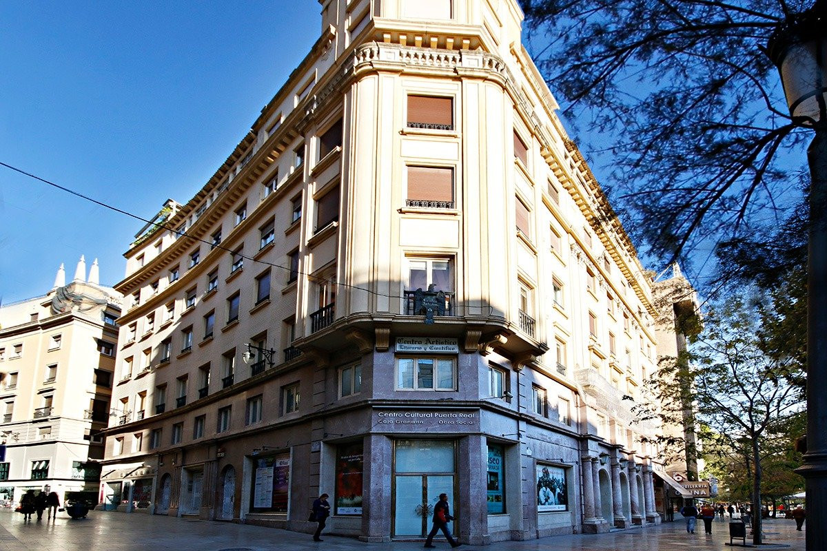 Se alquila oficina en pleno centro de Granada.