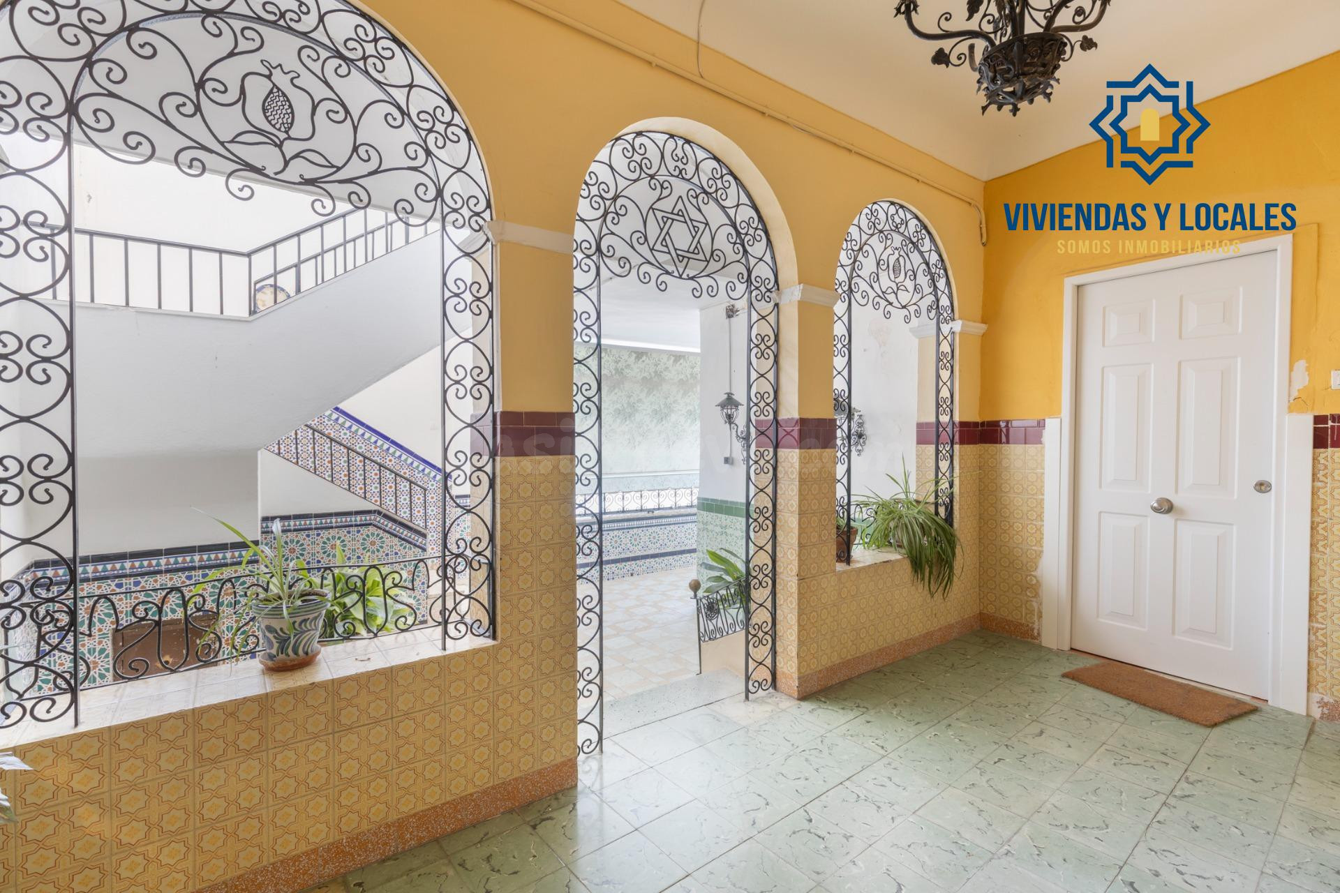 Edificio en venta completo junto a Gran Vía- Bajo Albaicín