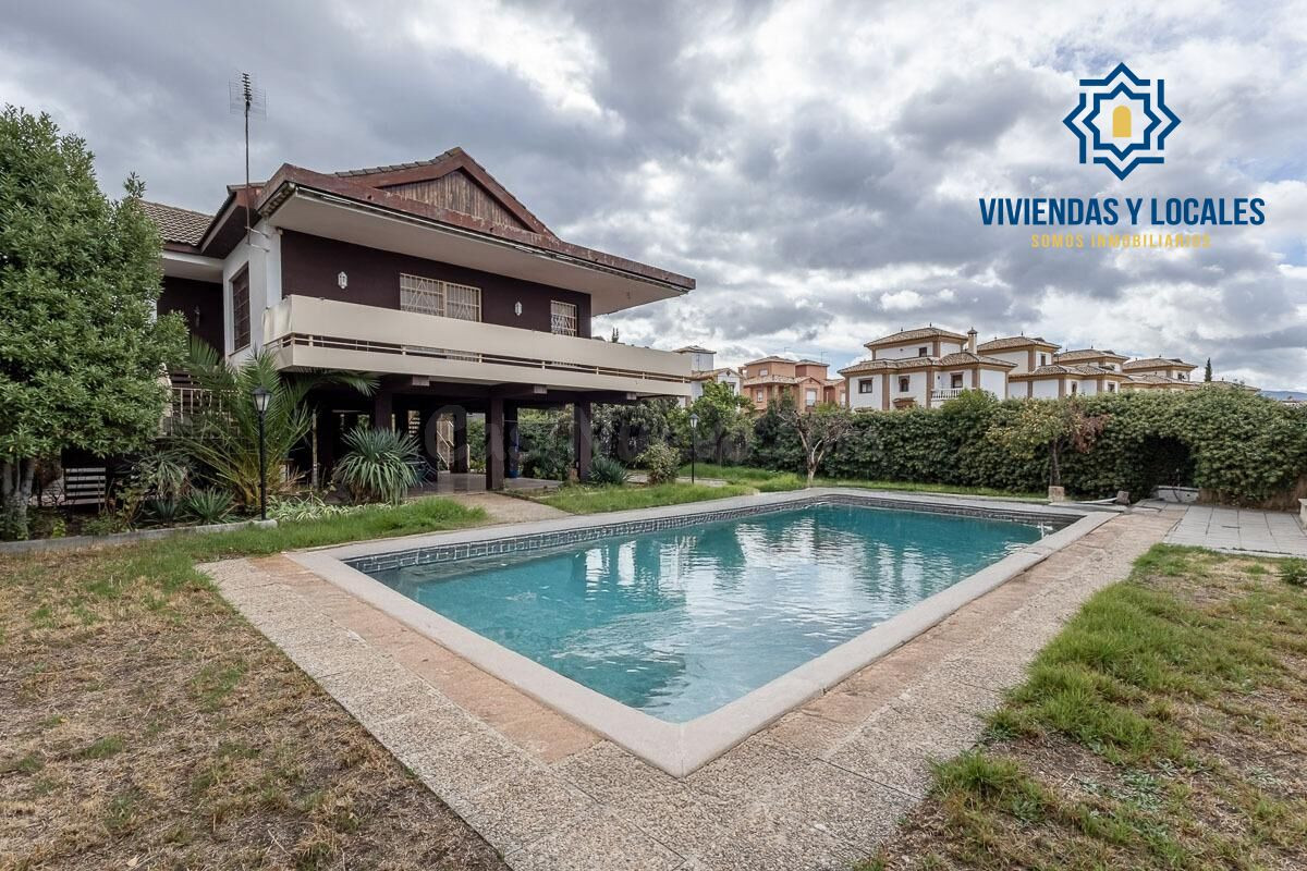 Gran casa con parcela y piscina en Cájar