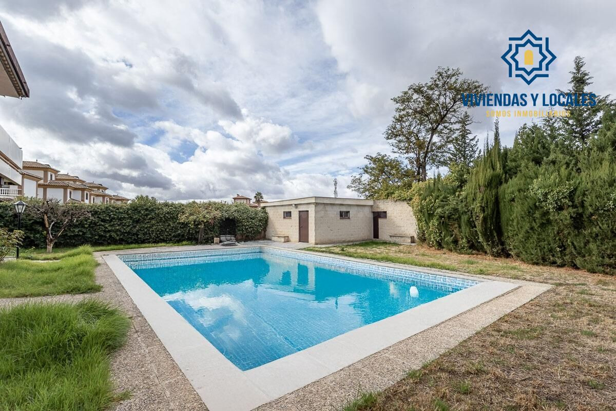 Gran casa con parcela y piscina en Cájar - foto 3