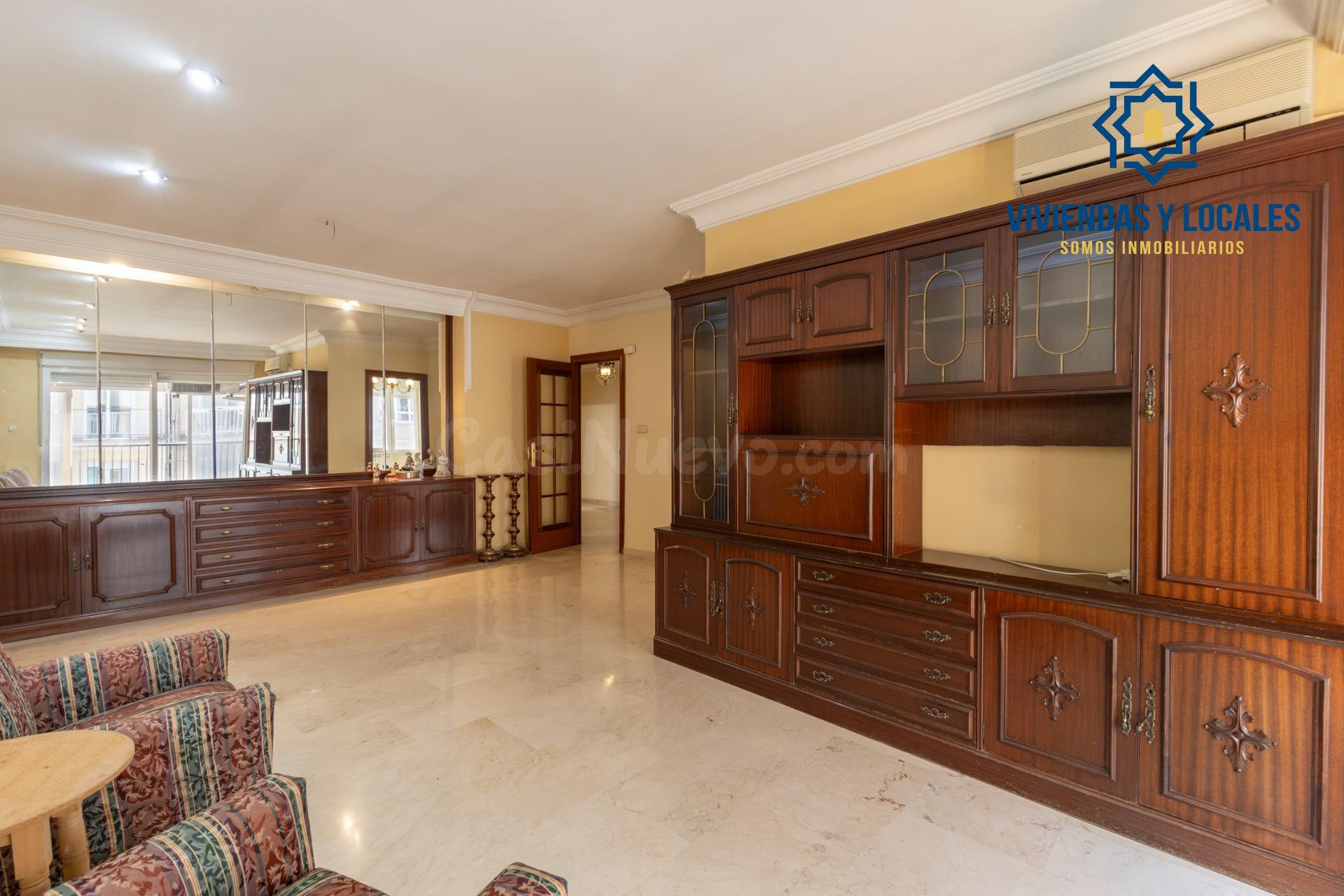 Piso en venta en pleno centro de Granada – Planta alta, garaje y gran potencial de reforma