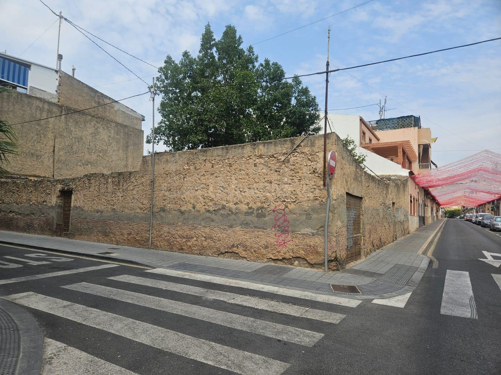 🌟 Oportunidad Única: Solar de 360m2 Haciendo Esquina en el Barrio de San Gabriel