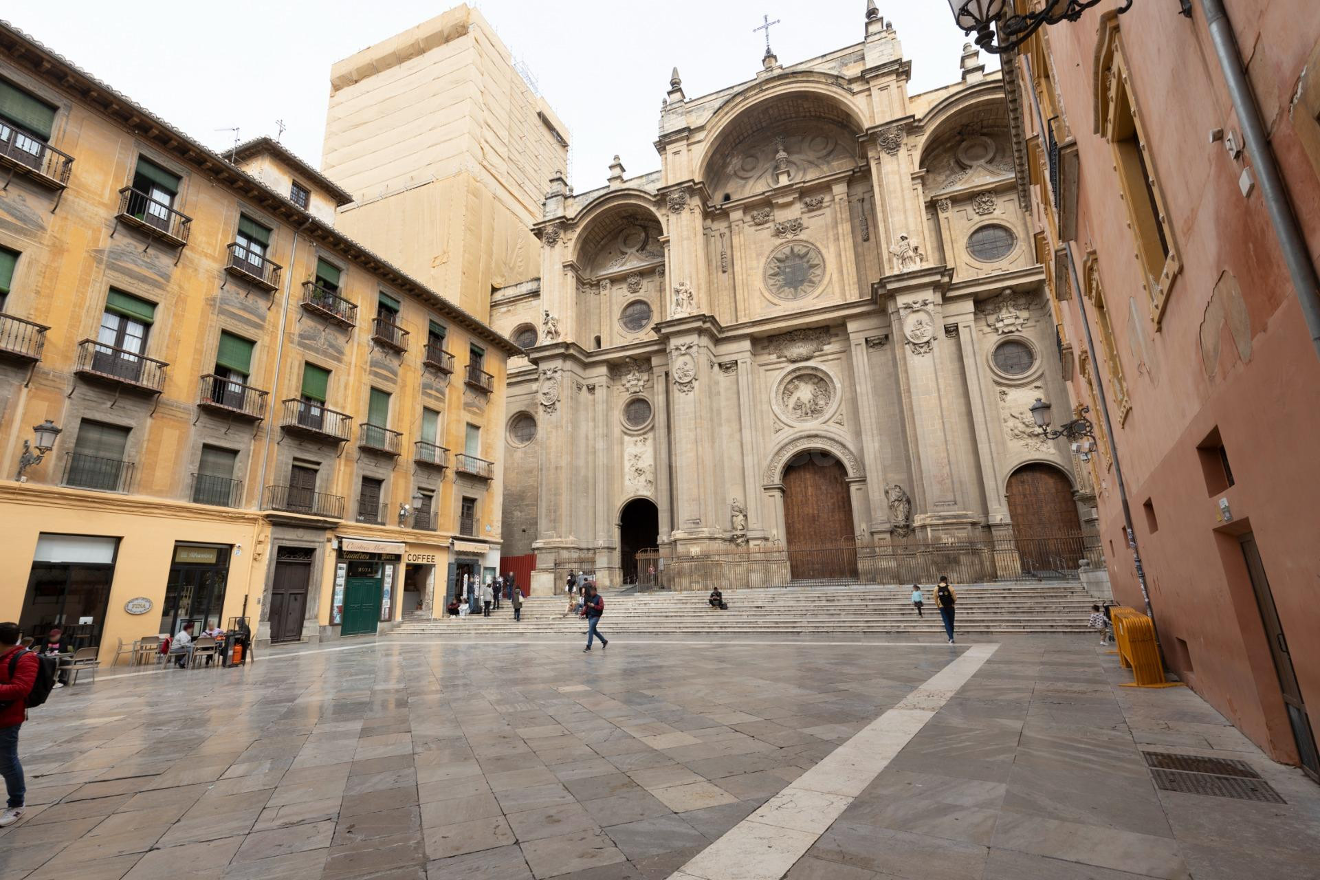 ¡Oportunidad única en el corazón de Granada! Espectacular ático en el centro de Granada