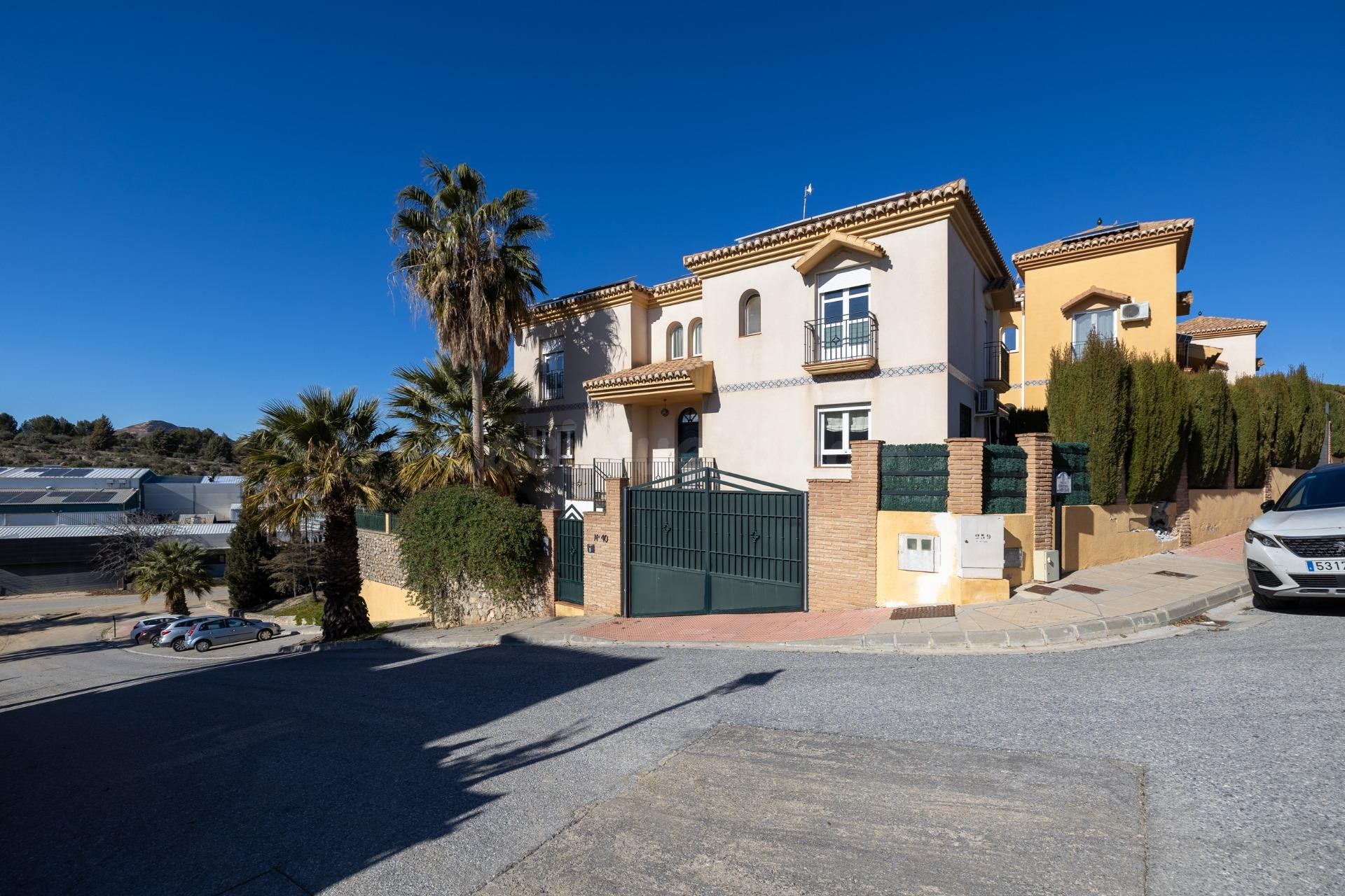 MAGNÍFICO CHALET EN URB. SUEÑOS DE CADIMA, ALHENDIN - foto 2