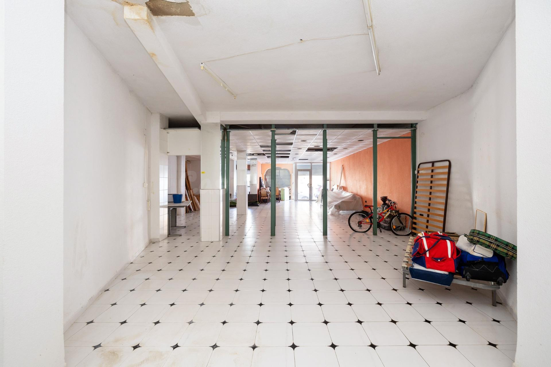 Local de 130 m2, diafano en Gojar, cerca del centro, en zona - foto 2