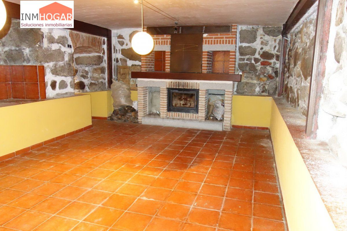 LOCAL COMERCIAL EN ÁVILA, DENTRO DE LAS MURALLAS