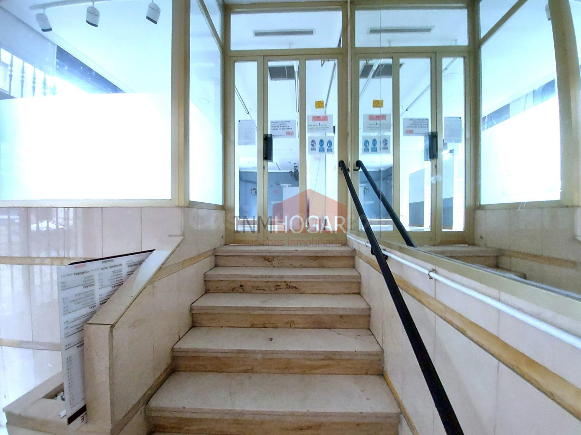 Fantástico local comercial en pleno centro de Ávila, con escaparate a la calle y 80 m2 de superficie.