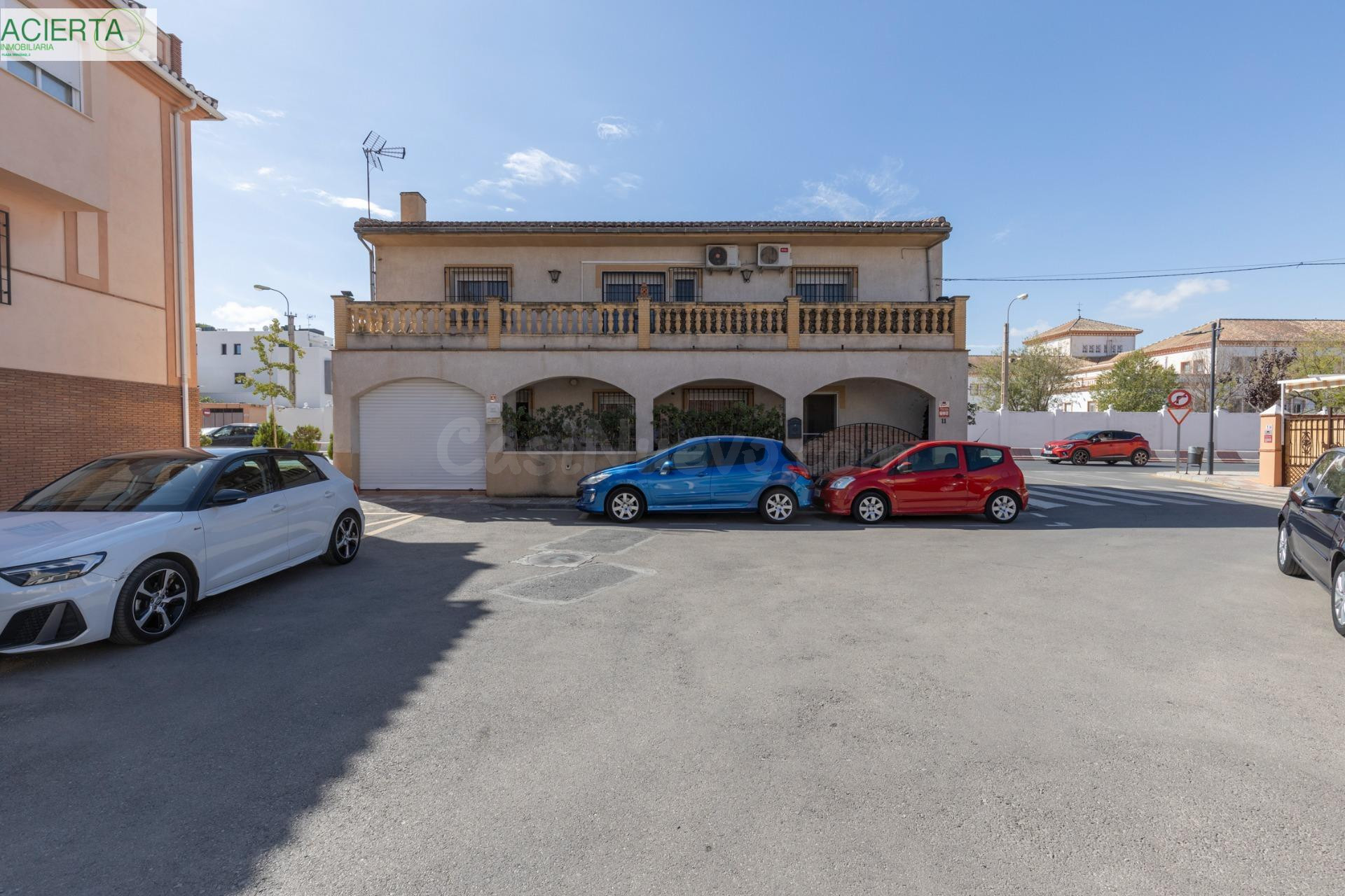 Casa en Armilla con terraza, patio y amplia cochera