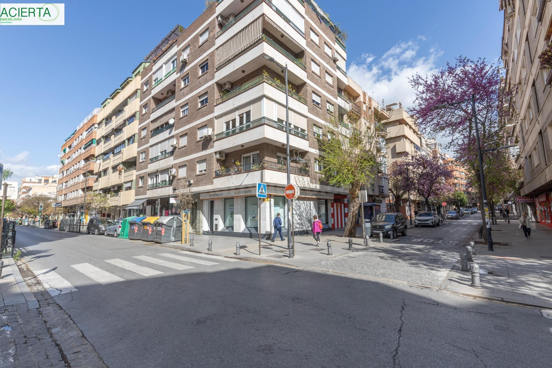 Amplio local comercial en una de las zonas más consolidadas de Granada con salida a dos calles