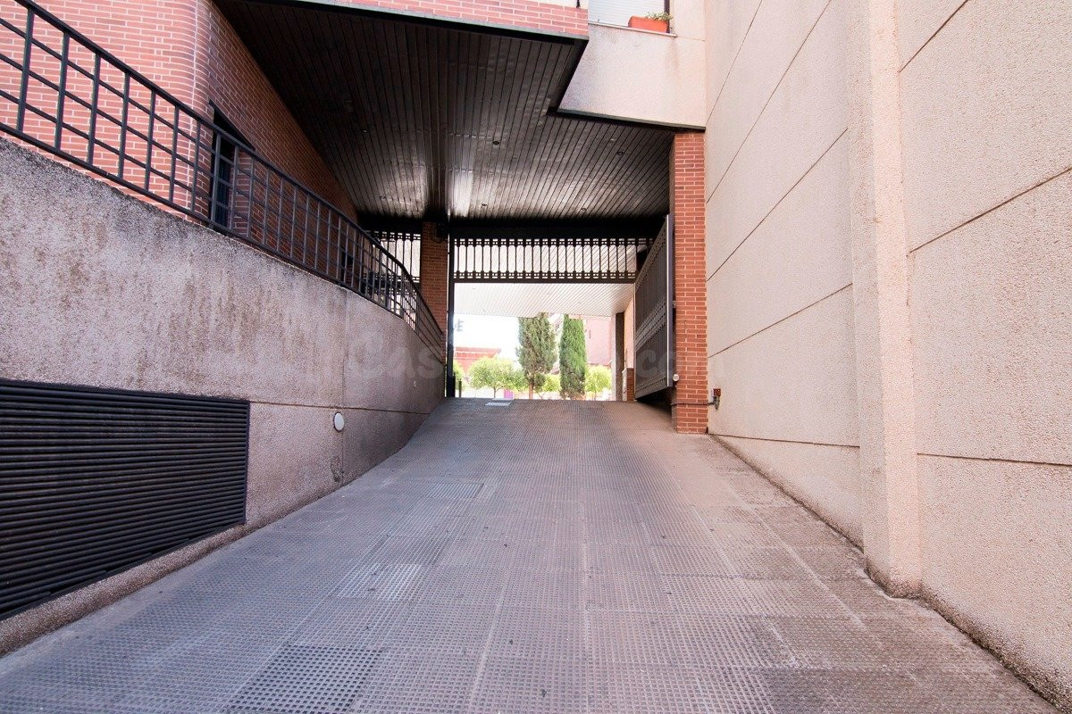 Camino de Ronda cercano a Caleta. Plaza de garaje doble en venta