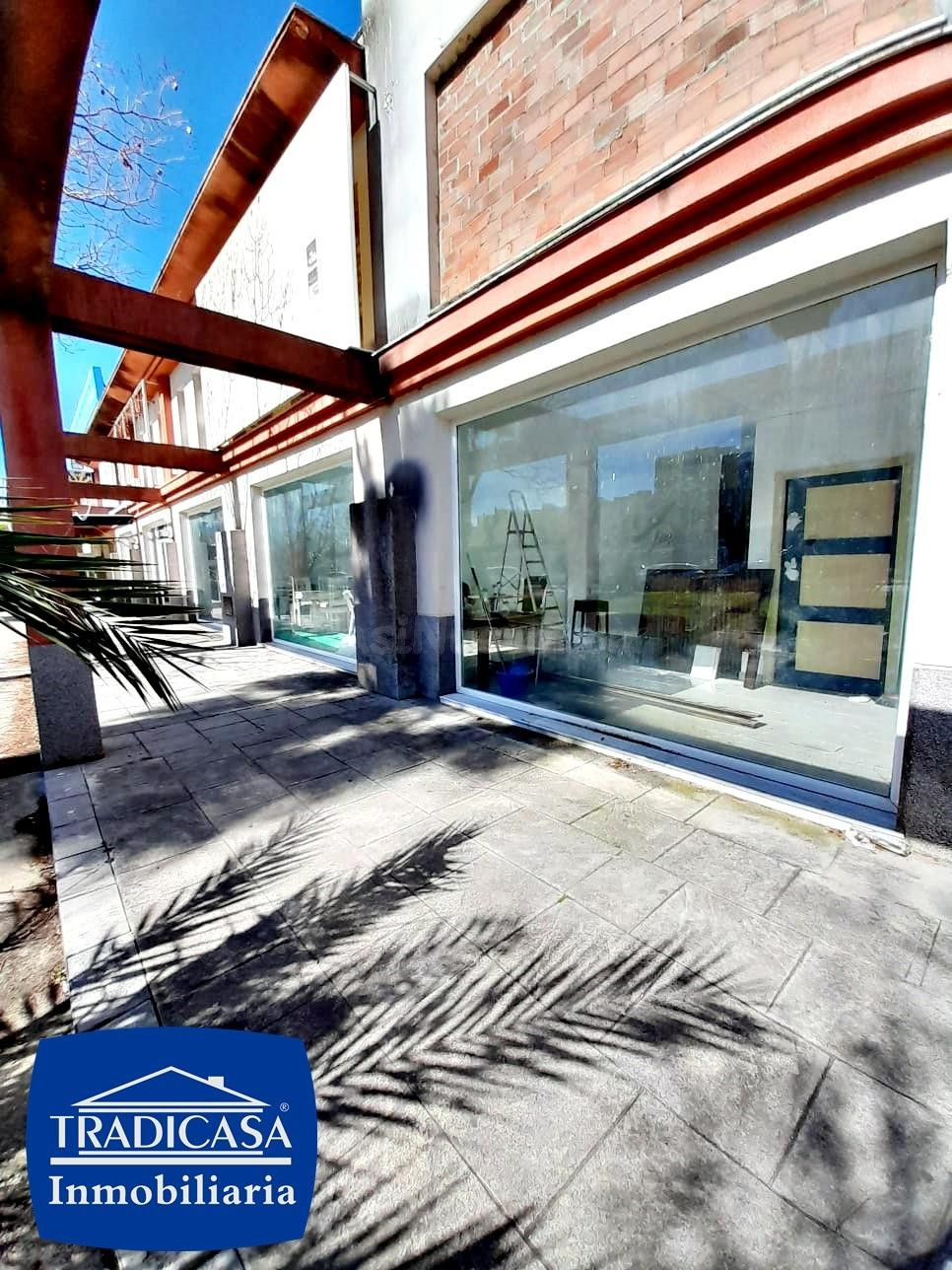 📍 ¡LOCAL COMERCIAL EN ALQUILER! UBICACIÓN ESTRATÉGICA EN ESQUINA – 220 m2 EN DOS PLANTAS + TERRAZA - foto 2