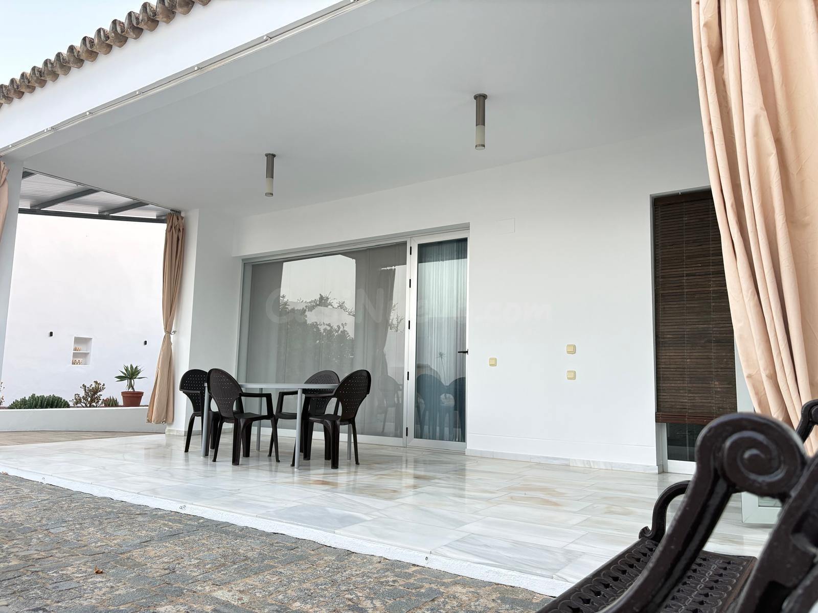GRAN CASA JUNTO AL CENTRO DE BOLLULLOS DEL CONDADO, HUELVA, ANDALUCIA