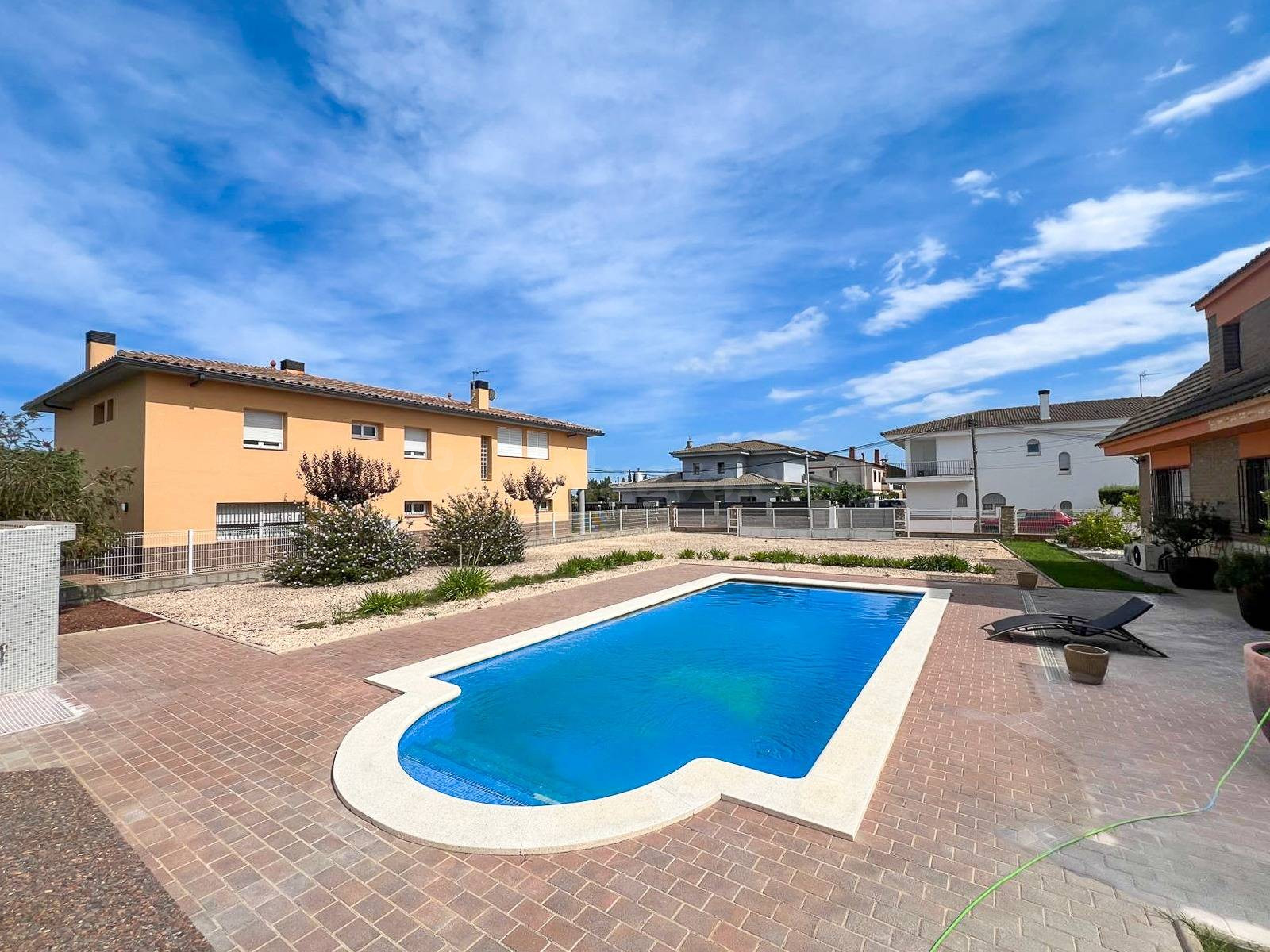 Parcela de 446 m2 con Valla Perimetral y Piscina en Vilamall