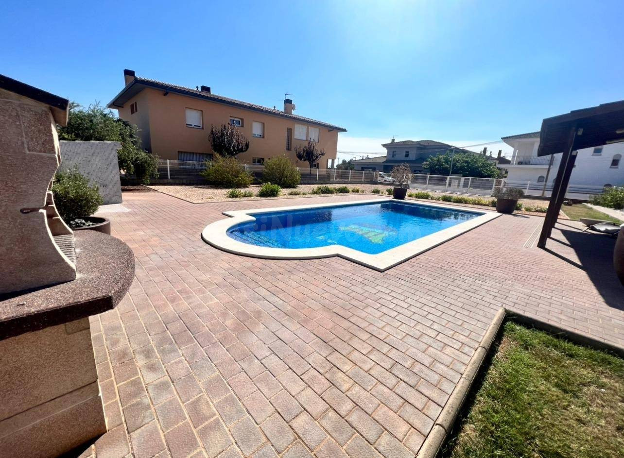 Parcela de 446 m2 con Valla Perimetral y Piscina en Vilamall - foto 5