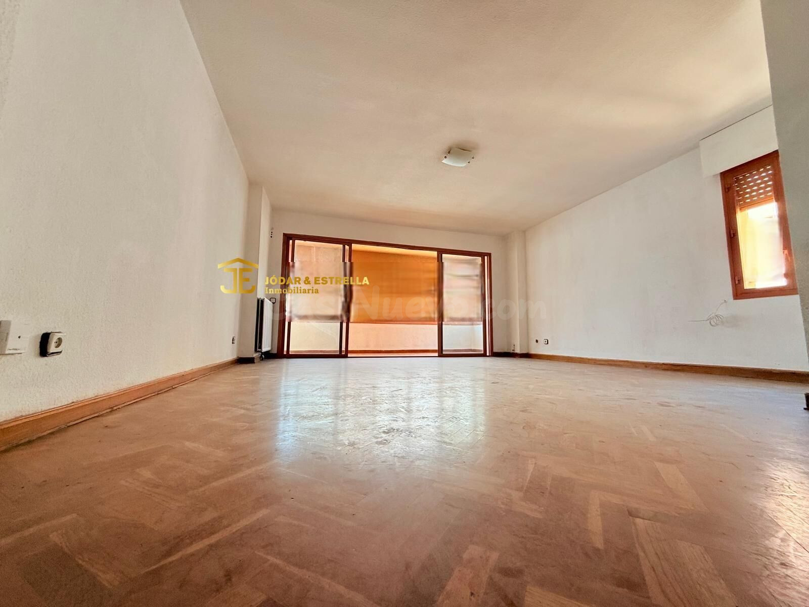 PISO EN JUAN CARLOS I CON VISTAS DEPEJADAS, TODO EXTERIOR CO - foto 2