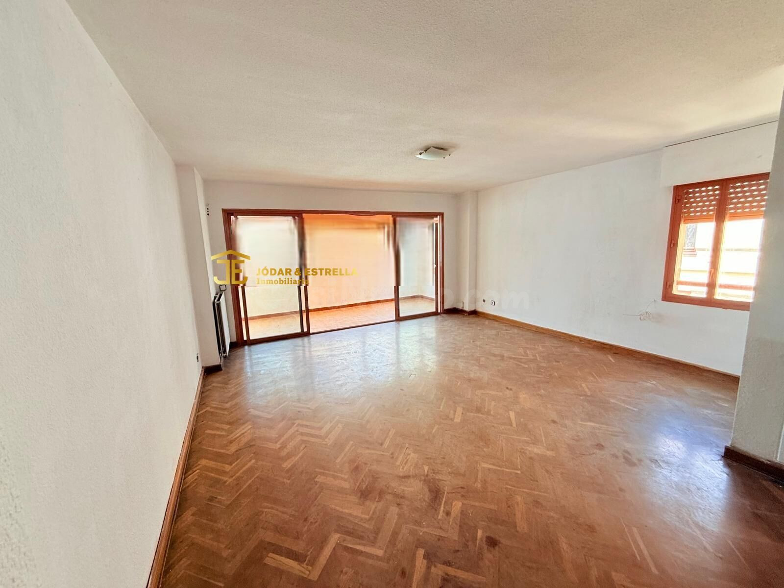 PISO EN JUAN CARLOS I CON VISTAS DEPEJADAS, TODO EXTERIOR CO - foto 4