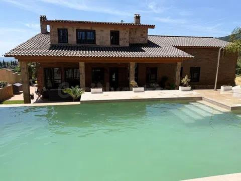 Exclusivo chalet en terreno urbano de 1.500 m2 con piscina y