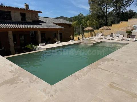 Exclusivo chalet en terreno urbano de 1.500 m2 con piscina y - foto 2