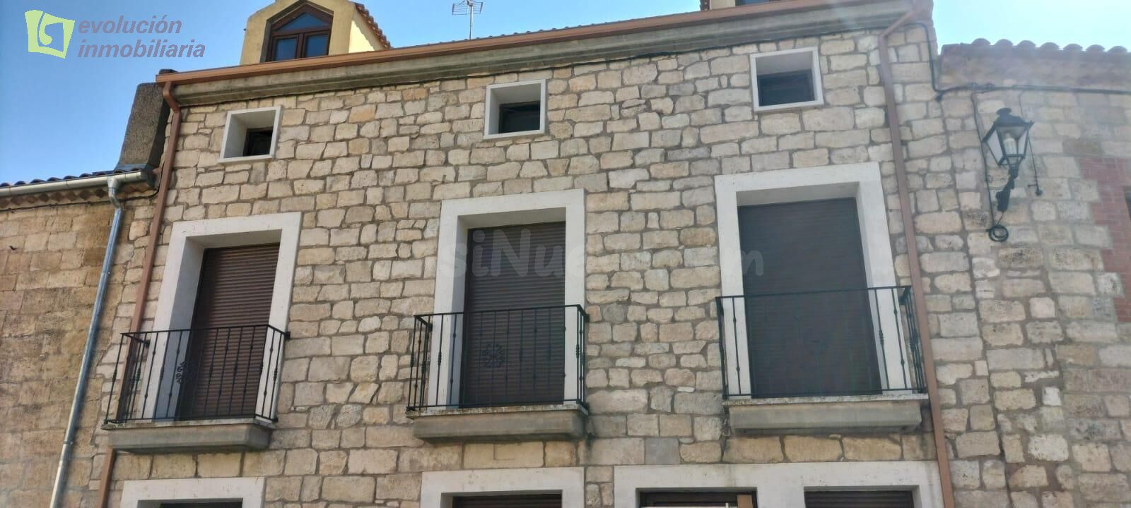 Encantadora casa de pueblo con fachada de piedra en Iglesia – 282 m2, tres plantas y entorno natural privilegiado