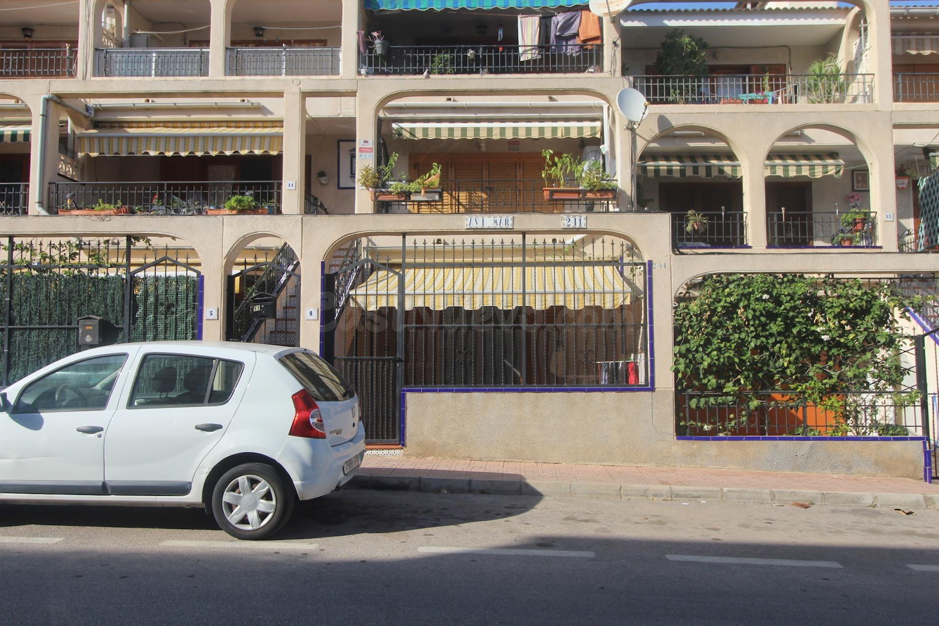 Planta baja con doble espacio exterior a 800 m de la playa