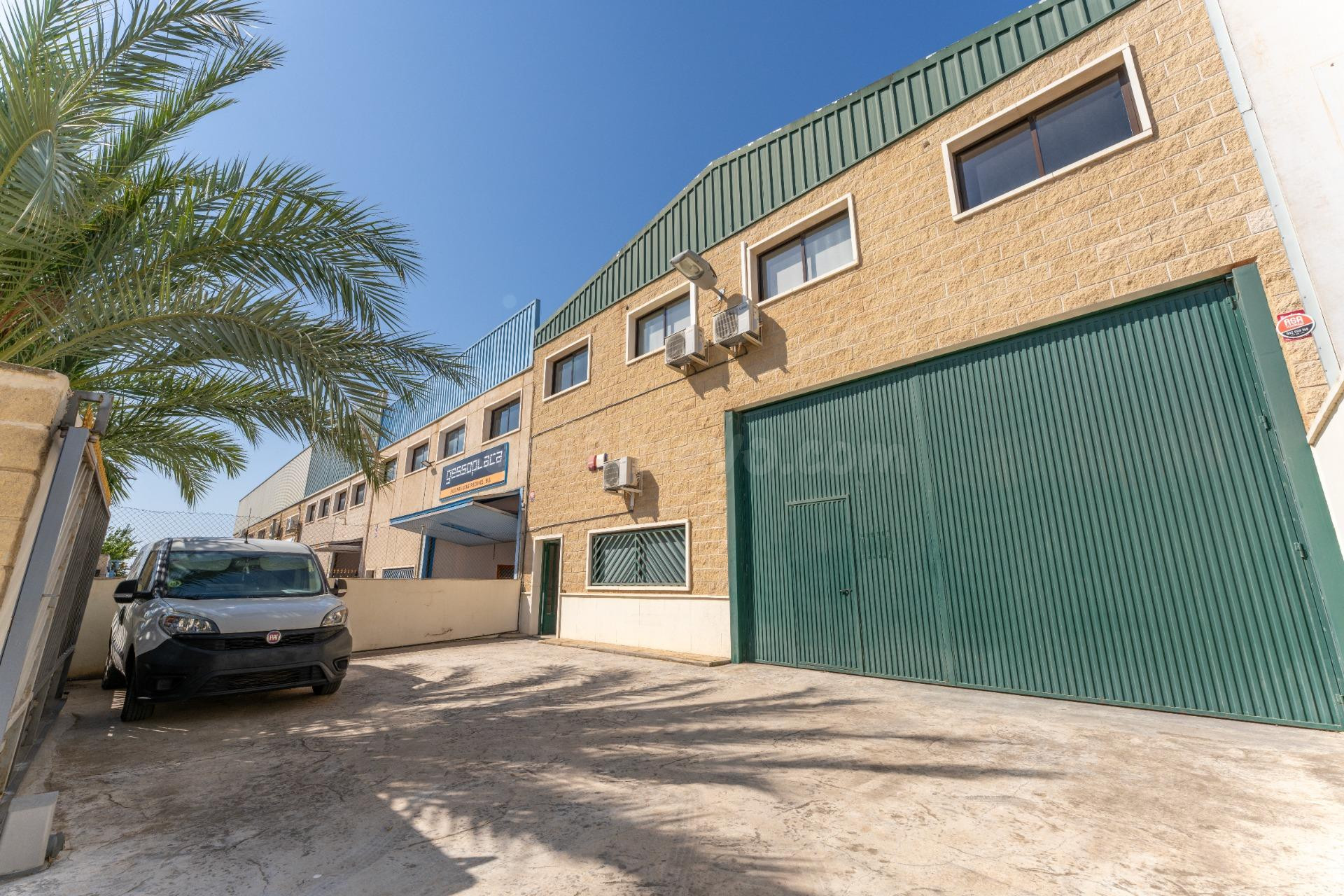VENTA DE NAVE EN POLIGONO INDUSTRIAL. TOTALMENTE EQUIPADA, CONTRAINCENDIOS, IGNIFUGACION, ELECTRICIDAD, ETC.