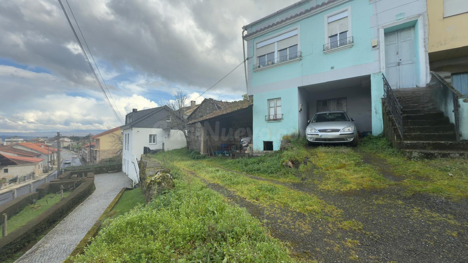 ¡Descubre el encanto de esta casa independiente en Piñor!