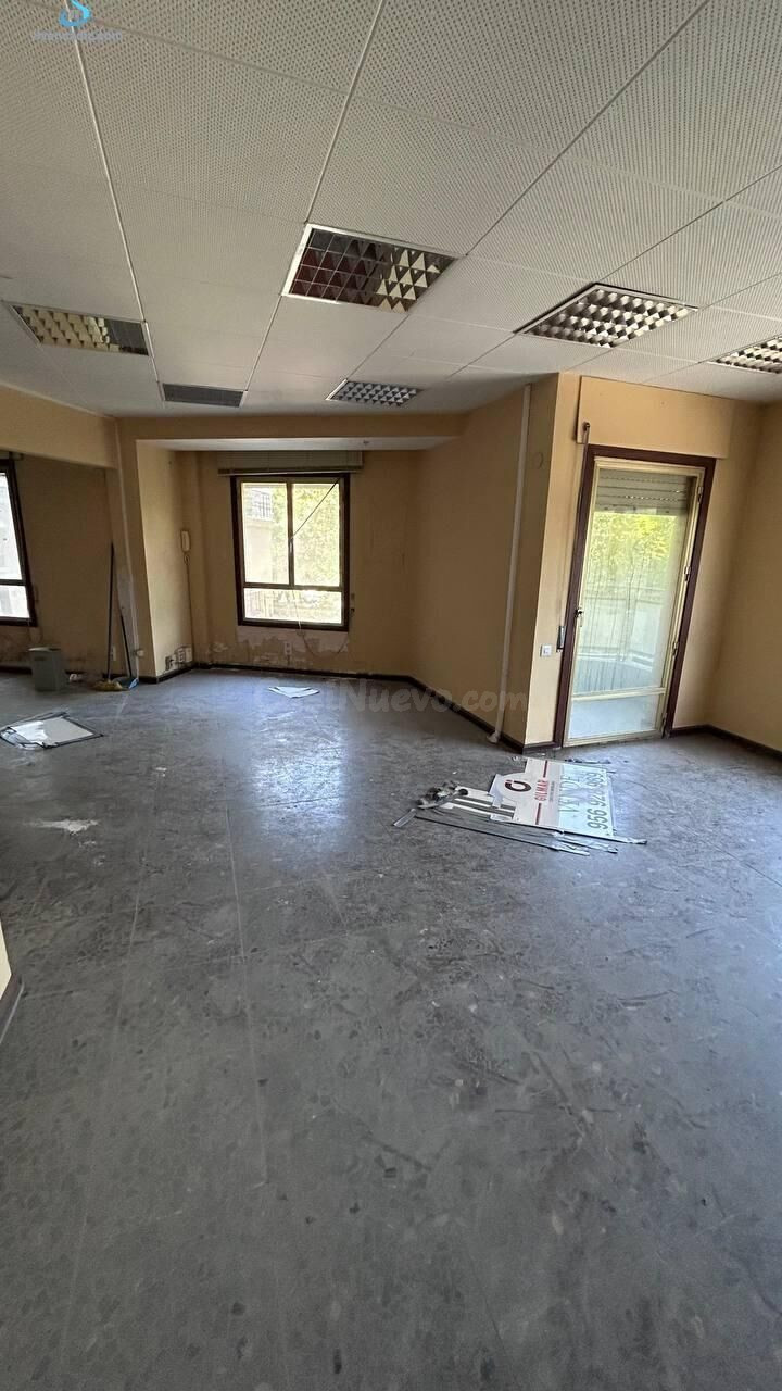 Amplia Propiedad en el Corazón de Cádiz: Oportunidad Única para Reformar 🏢✨