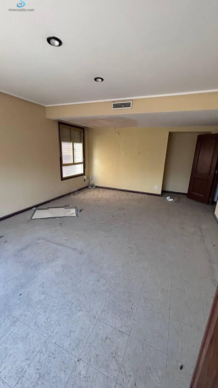 Amplia Propiedad en el Corazón de Cádiz: Oportunidad Única para Reformar 🏢✨ - foto 2