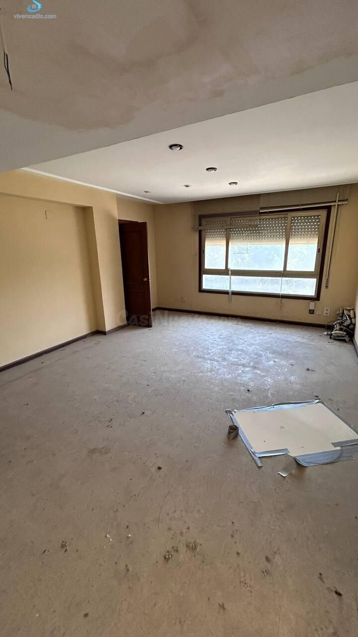 Amplia Propiedad en el Corazón de Cádiz: Oportunidad Única para Reformar 🏢✨ - foto 3