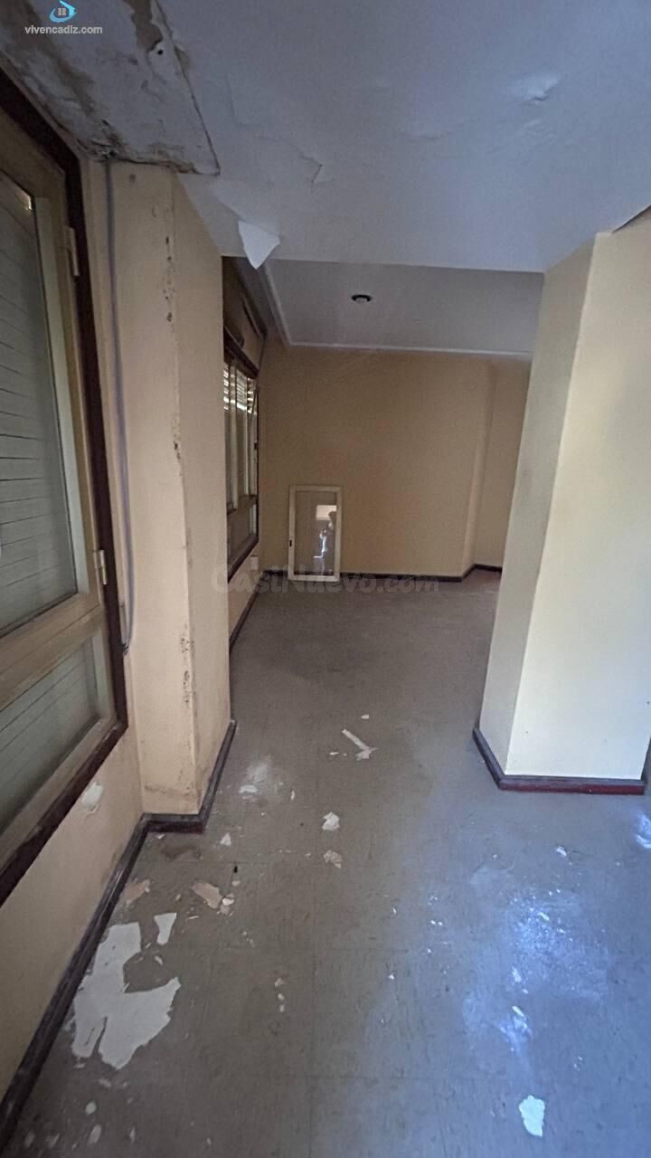 Amplia Propiedad en el Corazón de Cádiz: Oportunidad Única para Reformar 🏢✨ - foto 4