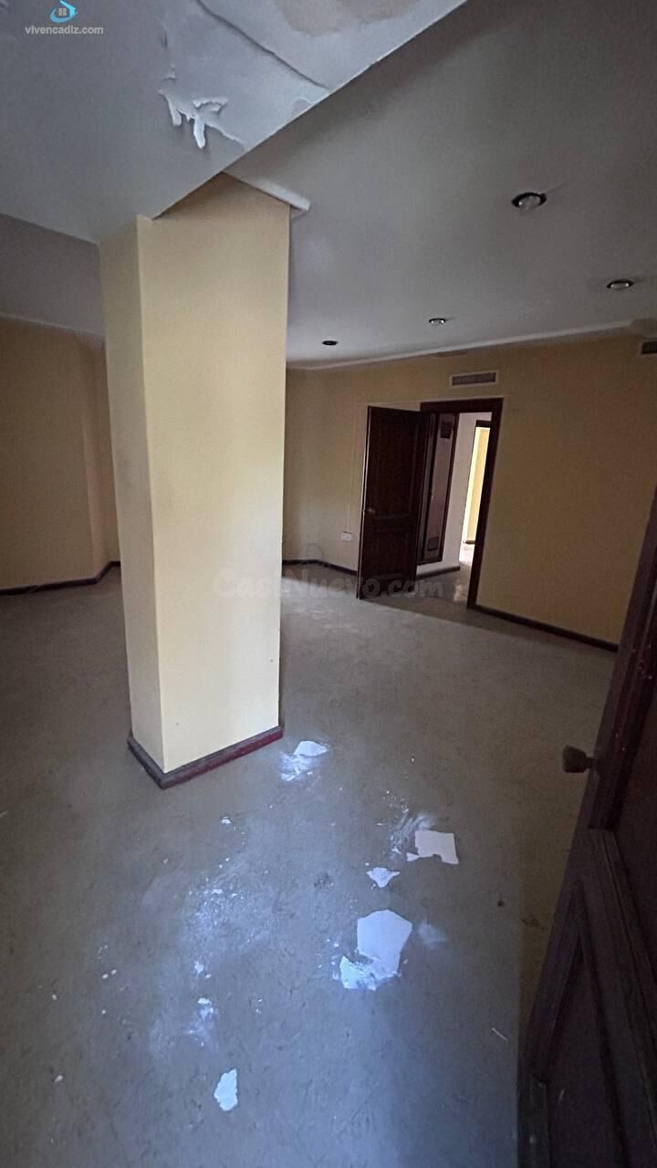 Amplia Propiedad en el Corazón de Cádiz: Oportunidad Única para Reformar 🏢✨ - foto 5
