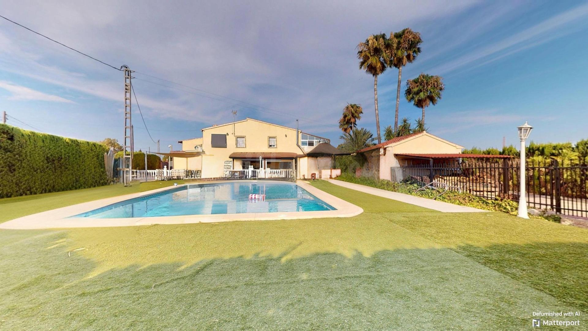 CHALET ESPECTACULAR MUY PROXIMO AL CENTRO DE ELCHE REFORMADO y PLACAS SOLARES 5KW LO VAS A DEJAR ESCAPAR!!!!!!