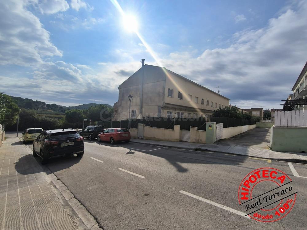Chalet adosado en Calafell – 209 m2 con amplias terrazas y garaje doble