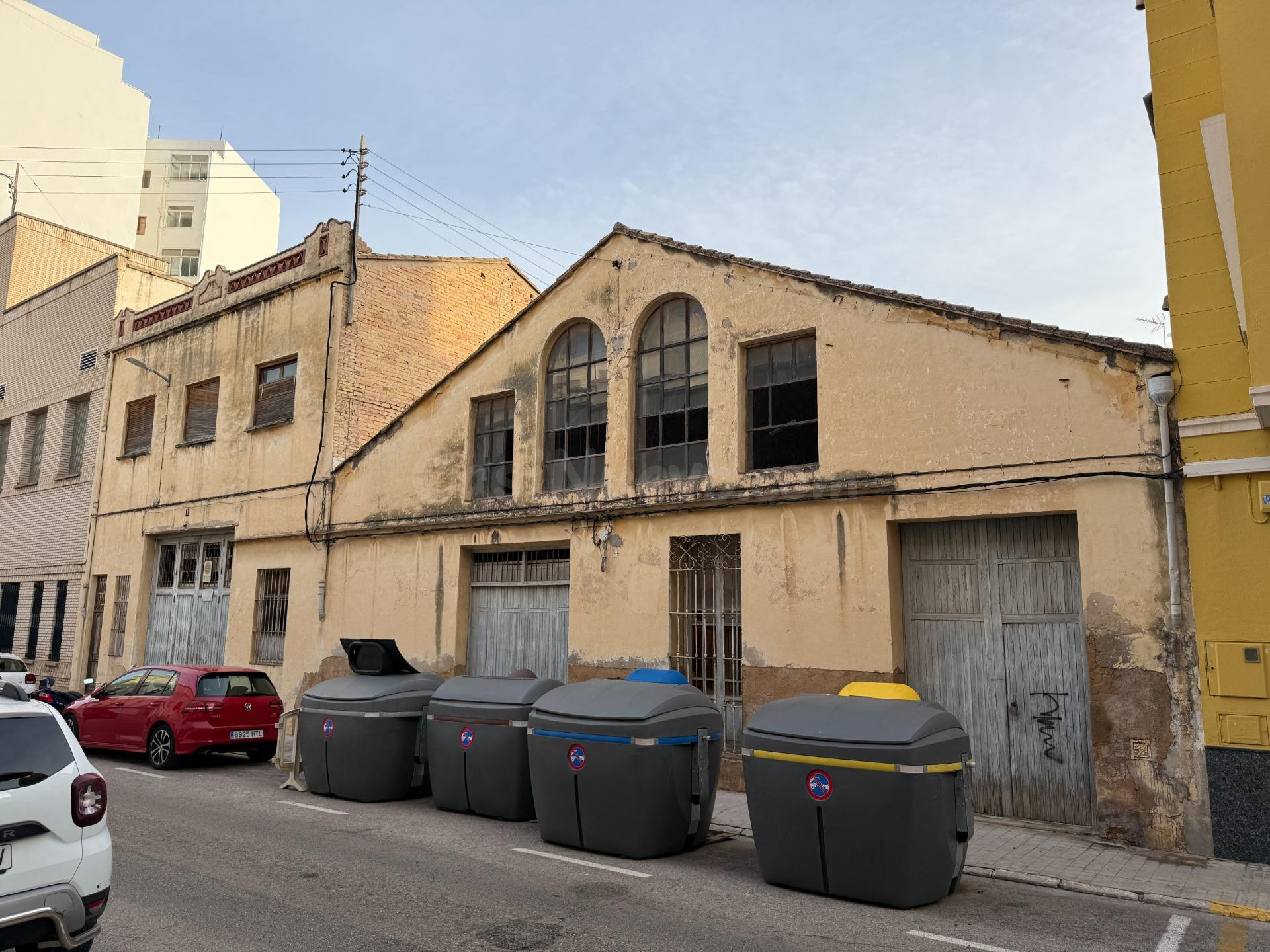 SOLAR URBANO EN EL CENTRO DE OLIVA.
