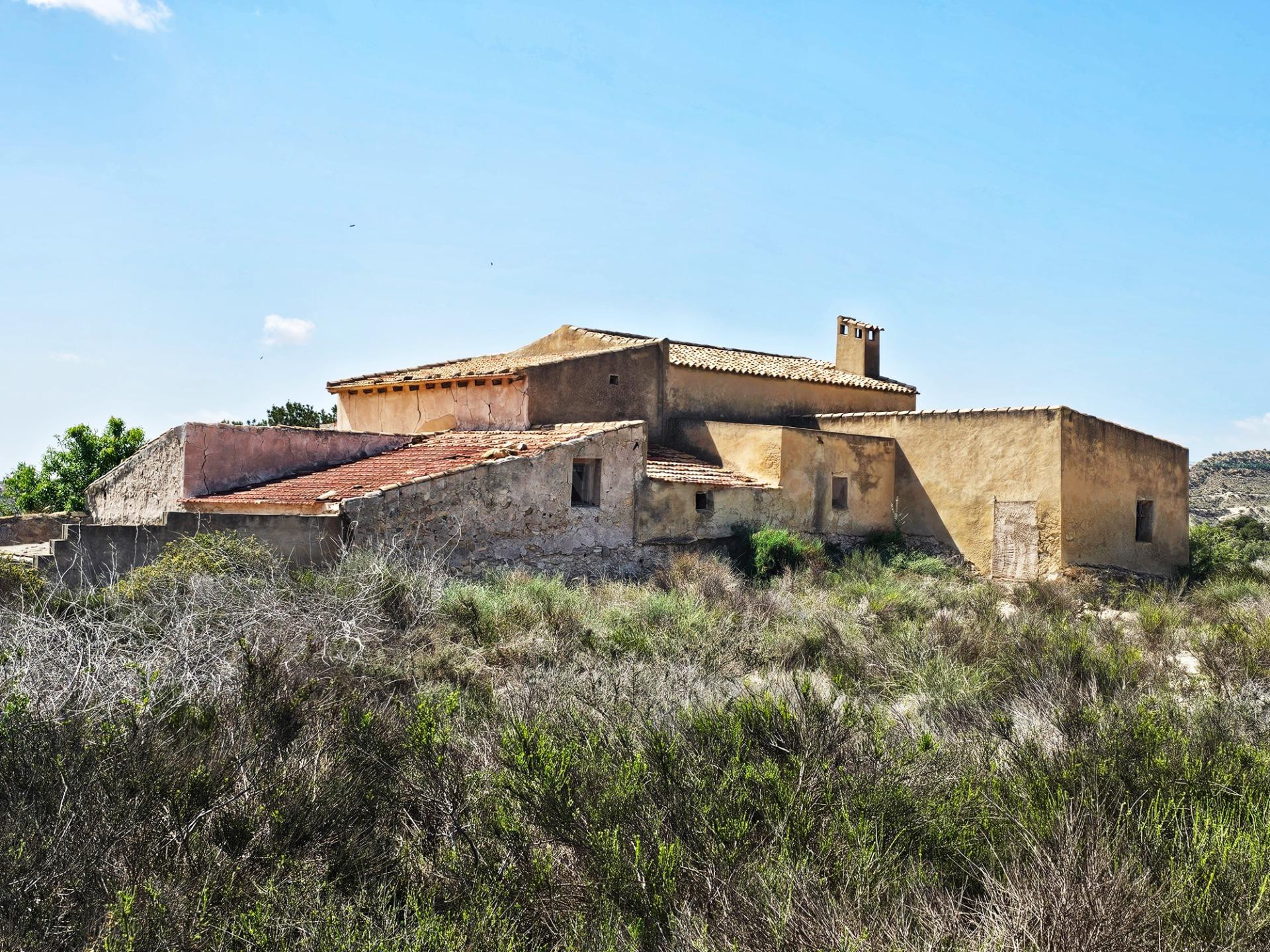 HERMOSO CHALET  del año 1900 con 55.000 m2 de parcela con gran potencial