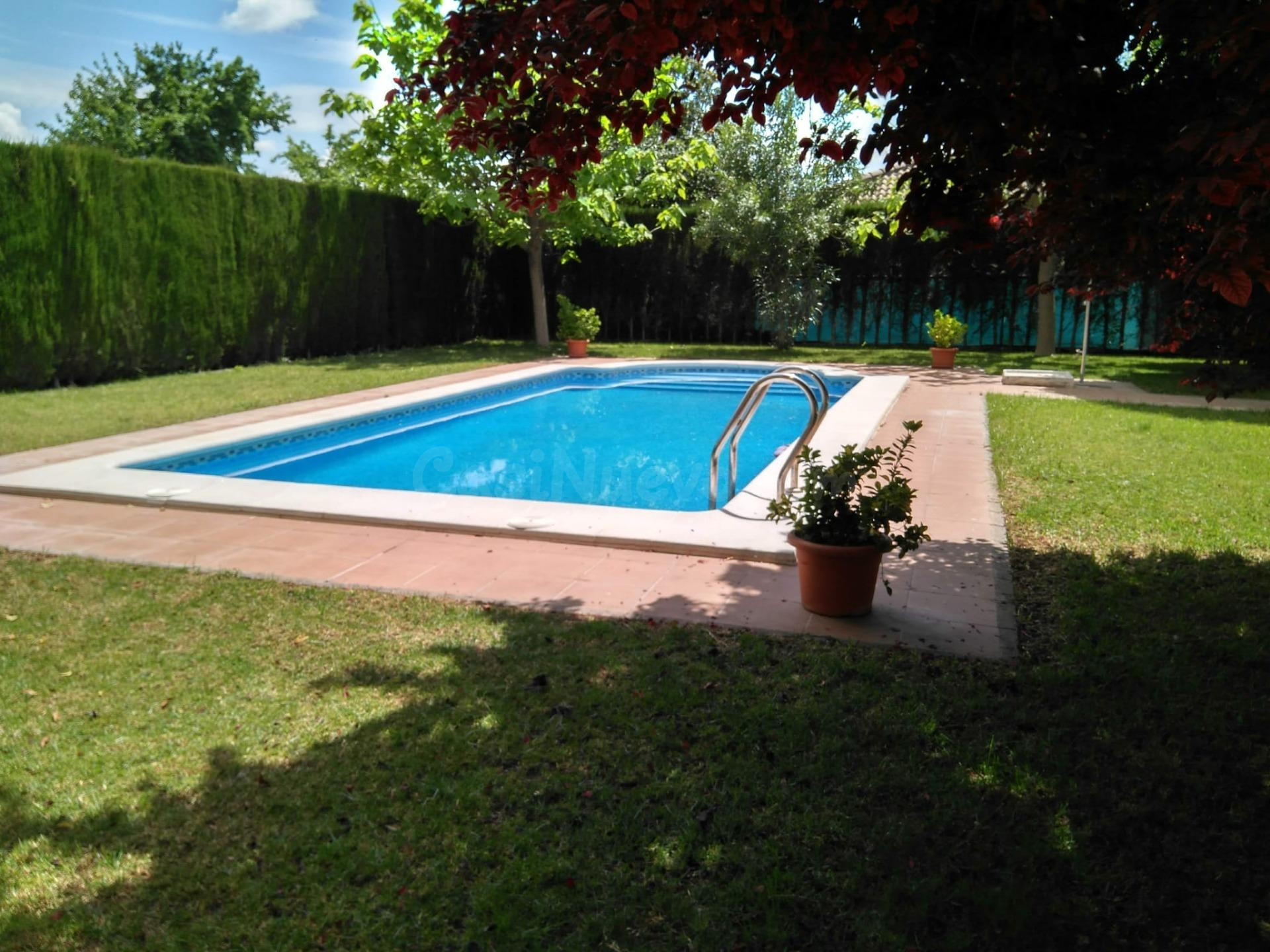 Chalet independiente con piscina y amplia parcela en Urbaniz
