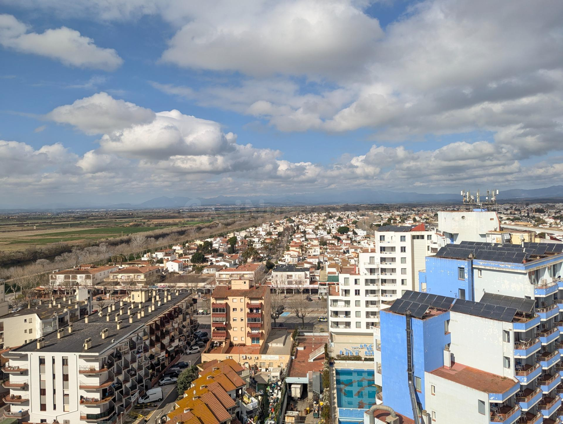 Exclusivo Estudio Reformado con Vistas Panorámicas en Empuri