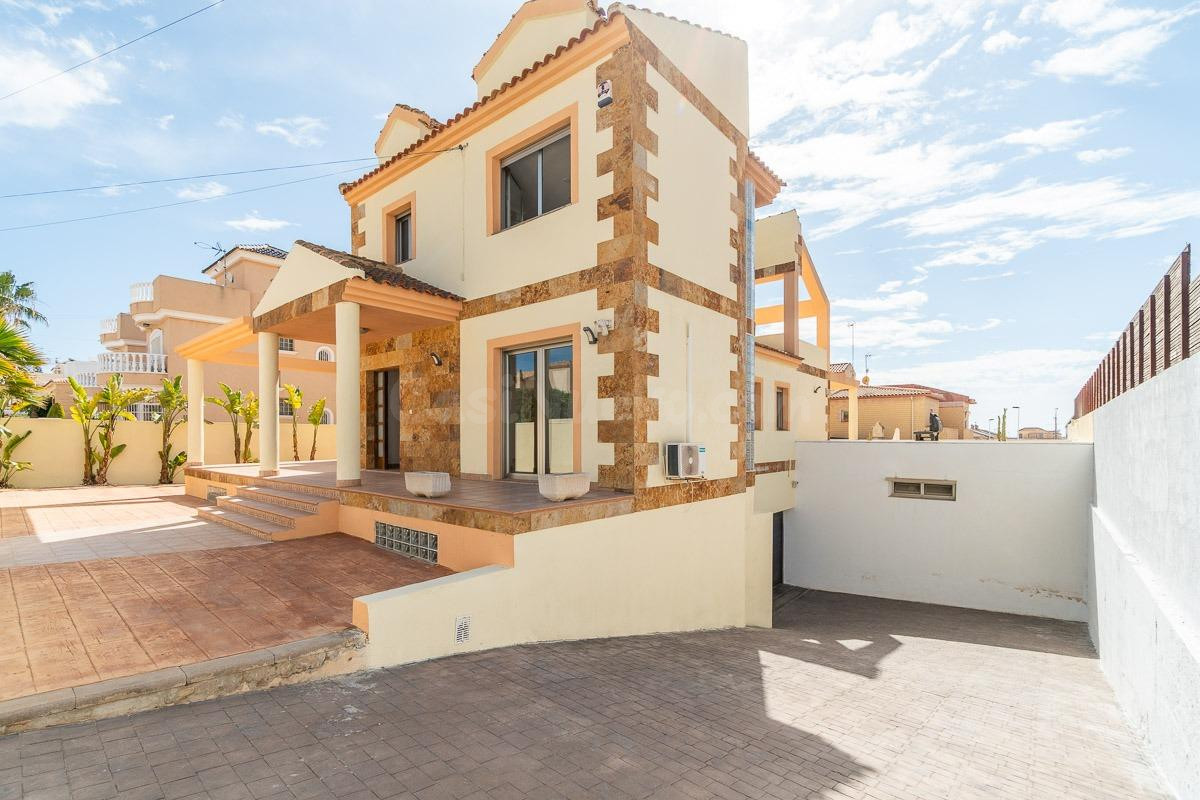 Exclusiva villa de lujo en Aguas Nuevas, Torrevieja, con vistas panorámicas y piscina privada