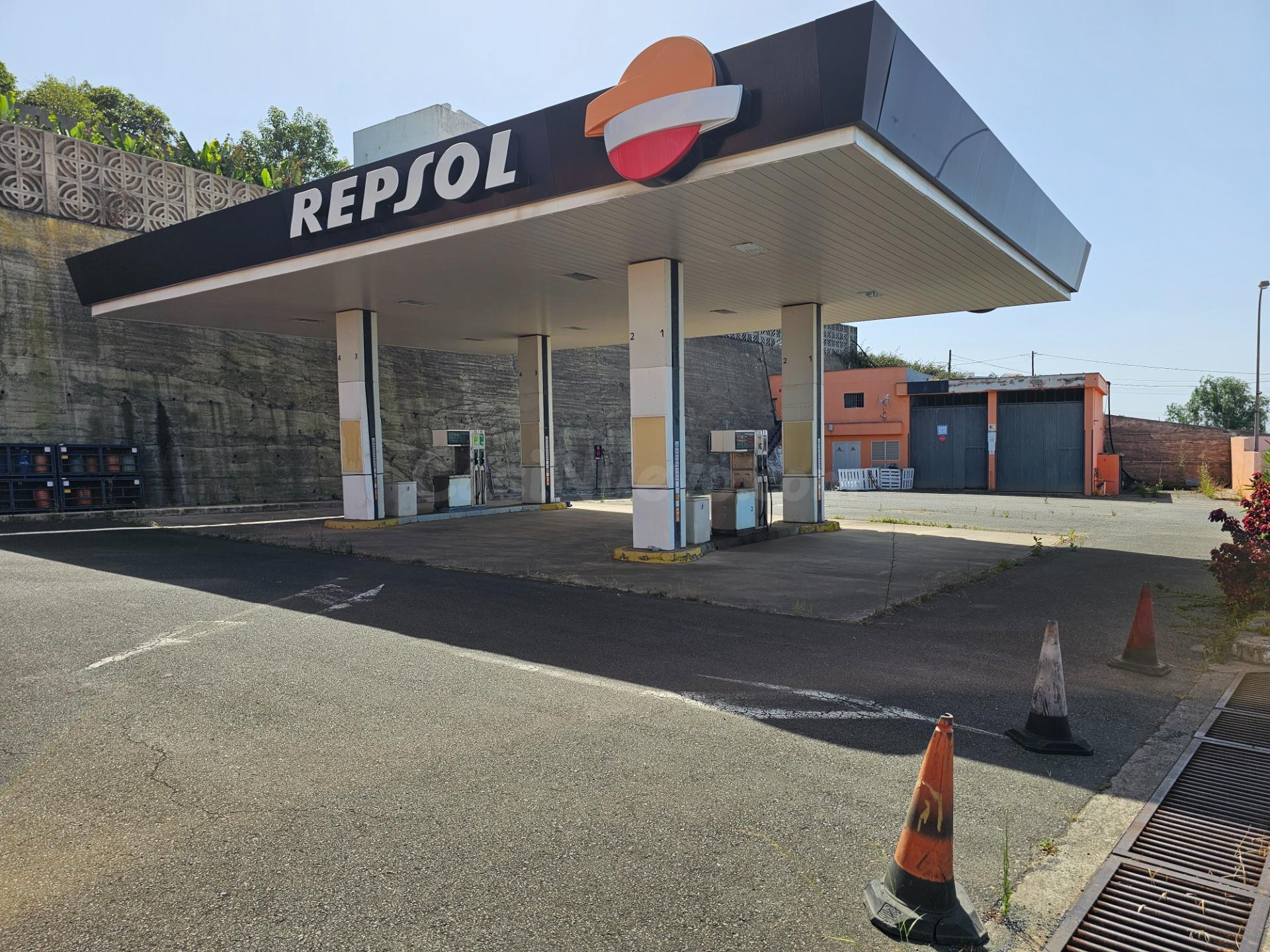 GASOLINERA  EN EL PALMITAL DE SANTA MARIA DE GUIA, ISLAS CANARIAS, ESPAÑA