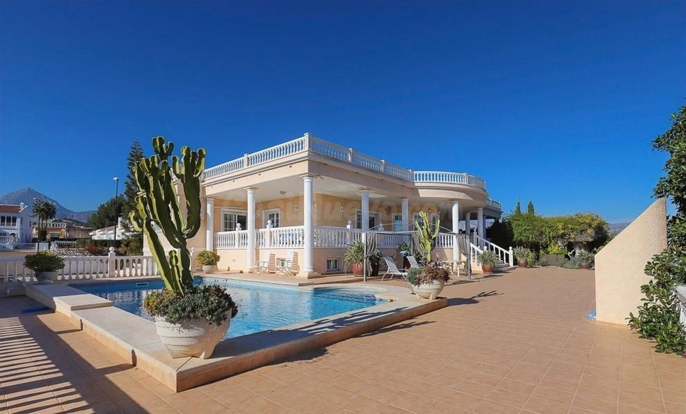SE ALQUILA UNA VILLA EN ALTEA