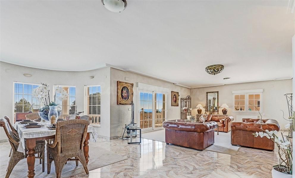 SE ALQUILA UNA VILLA EN ALTEA - foto 2