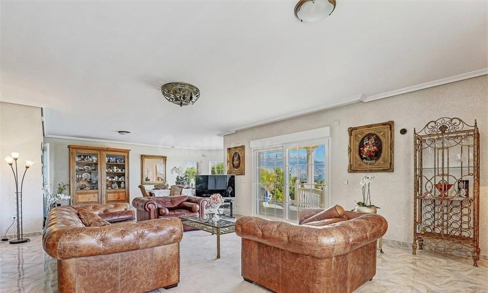 SE ALQUILA UNA VILLA EN ALTEA - foto 3