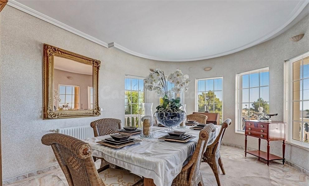 SE ALQUILA UNA VILLA EN ALTEA - foto 5