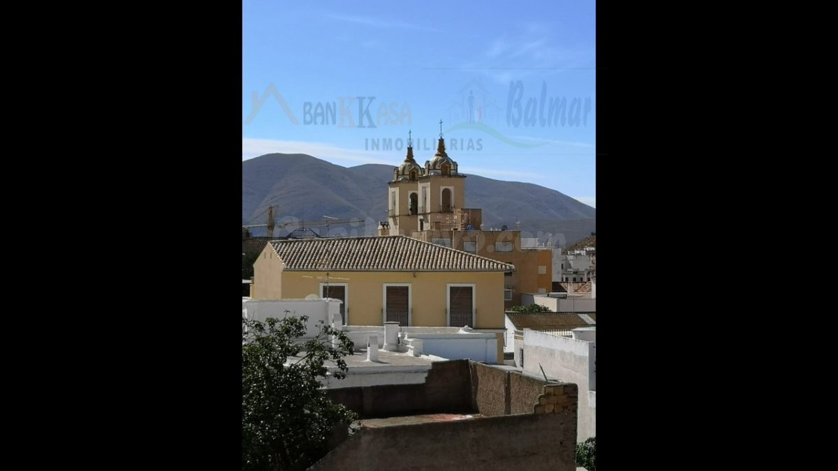 SE VENDE CASA ANTIGUA CON TERRENO DE 3 PLANTAS EN BERJA