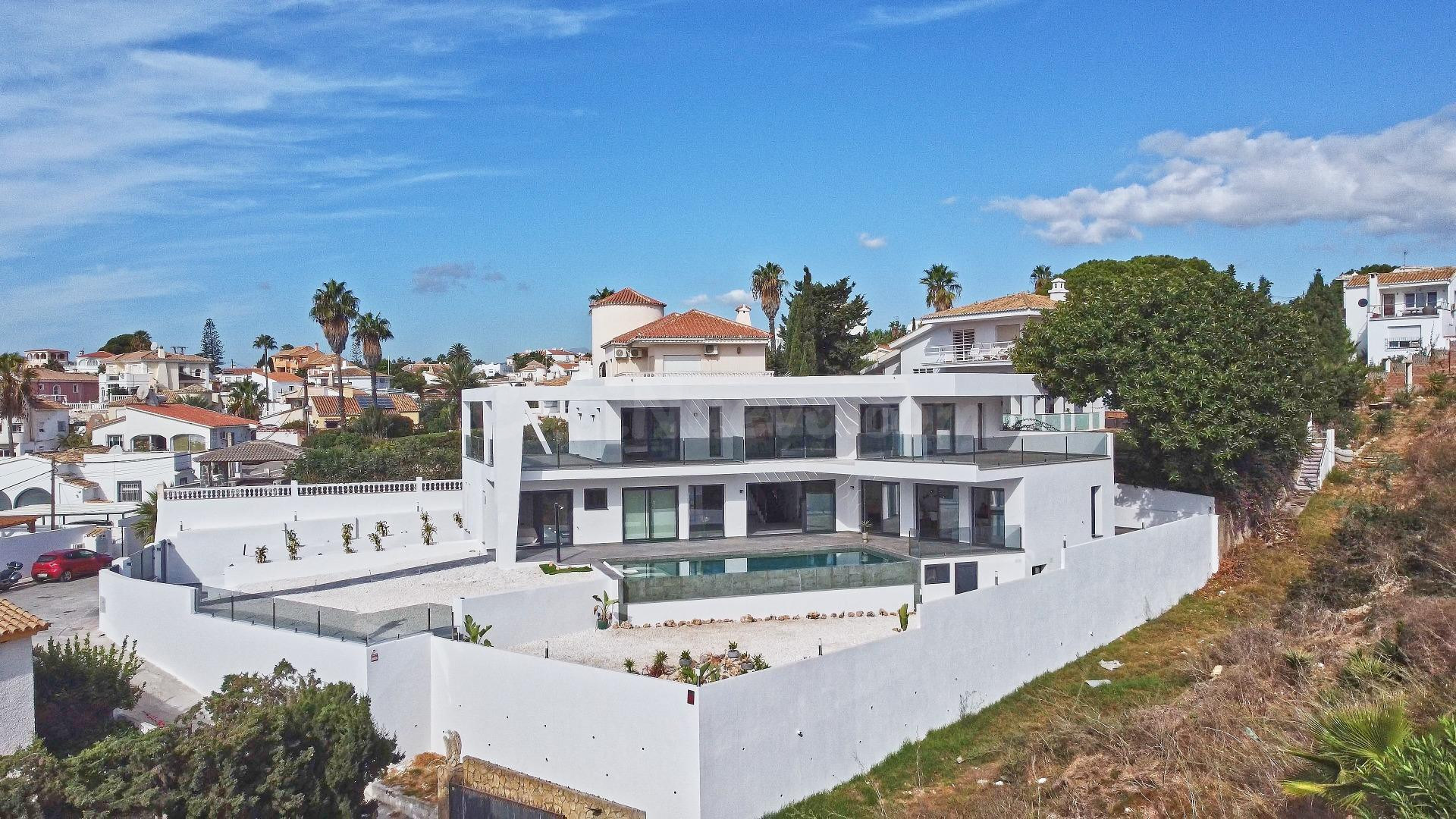 Villa de lujo con vistas al mar. 5 dormitorios y 5 baños. El Chaparral, Mijas Costa