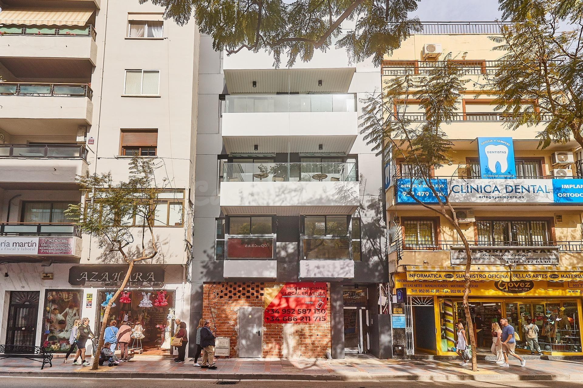 Local comercial de 150 m2 en alquiler. Avd. Condes de San Isidro. Fuengirola Centro