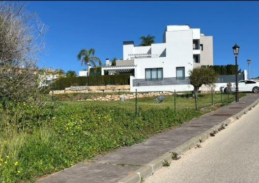 EXCELENTE  PARCELA EN GOLF LA RESINA – ESTEPONA