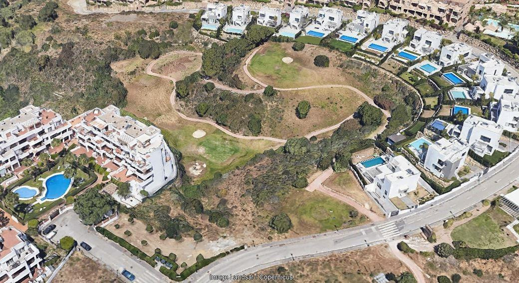 EXCLUSIVA PARCELA URBANA DE 1216 M, EN GOLF LA RESINA  – ESTEPONA
